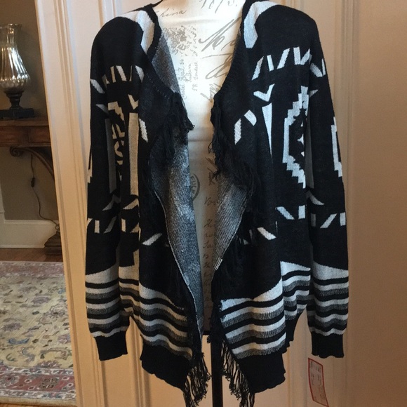 Aztec design sweater. - Picture 2 of 6